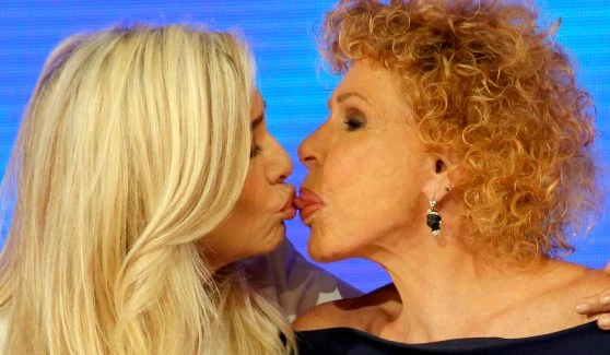 Domenica In, il bacio lesbo (con lingua) tra Venier e Vanoni