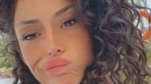 Raffaella Fico e il micro-bikini? Si sdraia e mostra il lato B, così: oltre la censura