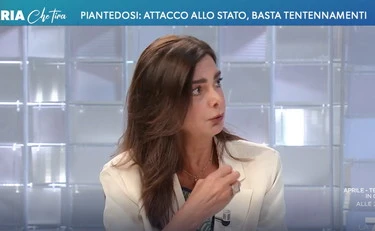 L'aria che tira, Boldrini fuori controllo: "Minacce a Lepore responsabilità di Piantedosi"