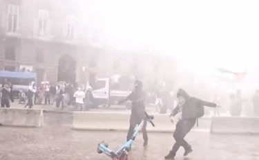 Torino, studenti prendono a sassate gli agenti. E la sinistra muta
