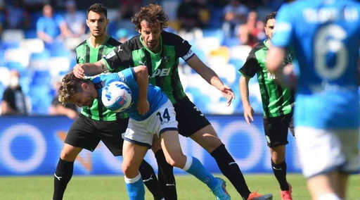 Il Napoli ne fa sei al Sassuolo: dopo la contestazione, lo show (inutile). Scudetto, è troppo tardi...