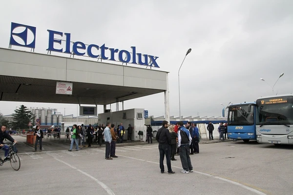 Electrolux, il piano choc: "Stipendi da 1.400 a 700 euro"