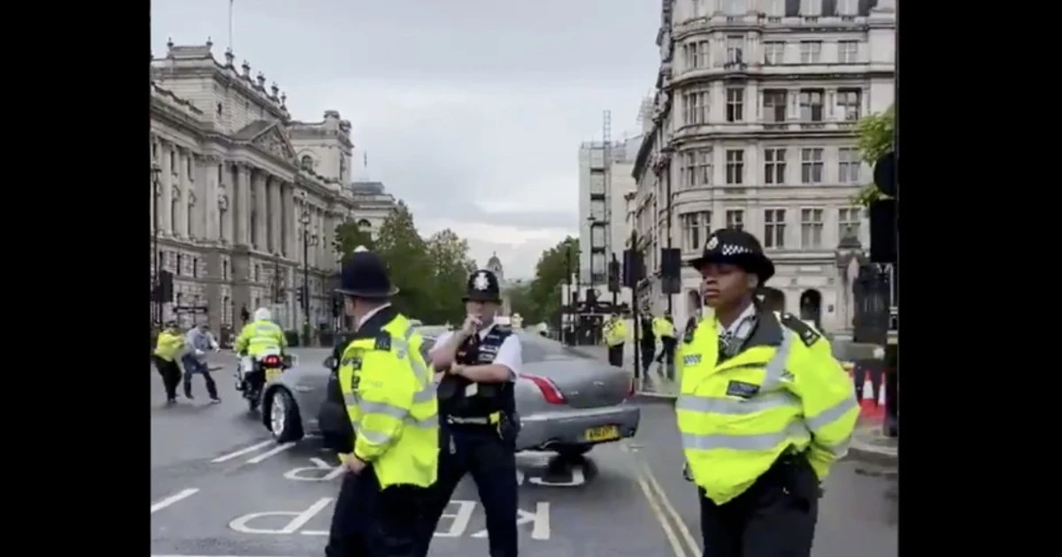 Boris Johnson, incidente d'auto a Westminster: un attivista si lancia contro di lui, tamponamento a catena