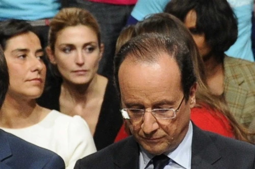 Hollande si è già stancato di Juliee ricorteggia Valérie