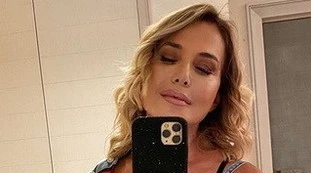 Barbara D'Urso, selfie allo specchio e scollatura monstre? Svela le sue forme così: divina