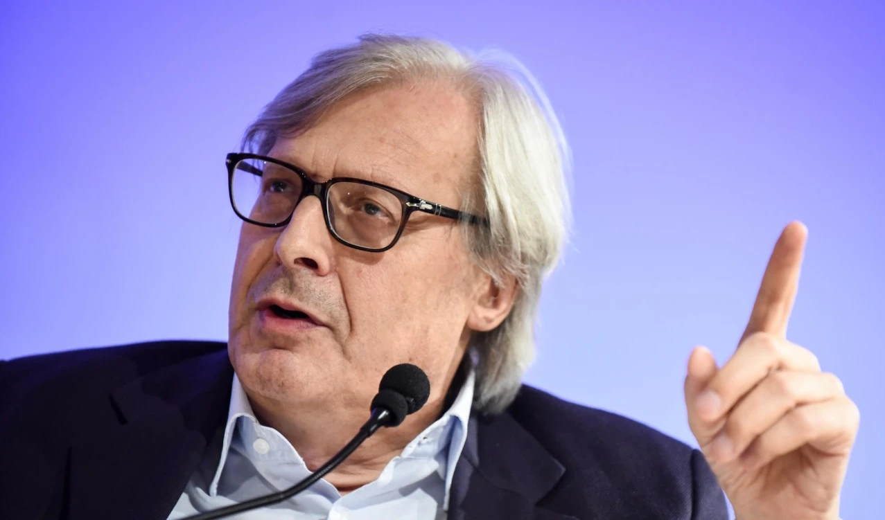 Vittorio Sgarbi, una furia col prete congolese che lo caccia dalla chiesa