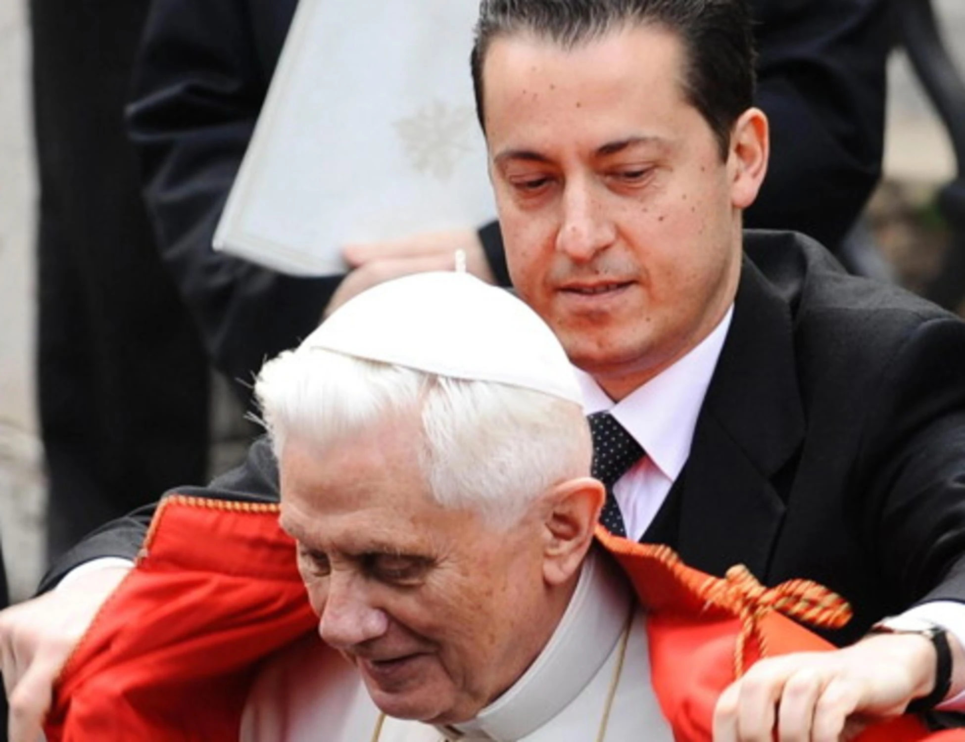 Ratzinger, la vedova del maggiordomo fa causa al Fondo Pensioni del Papa: "Vivo con 280 euro al mese"