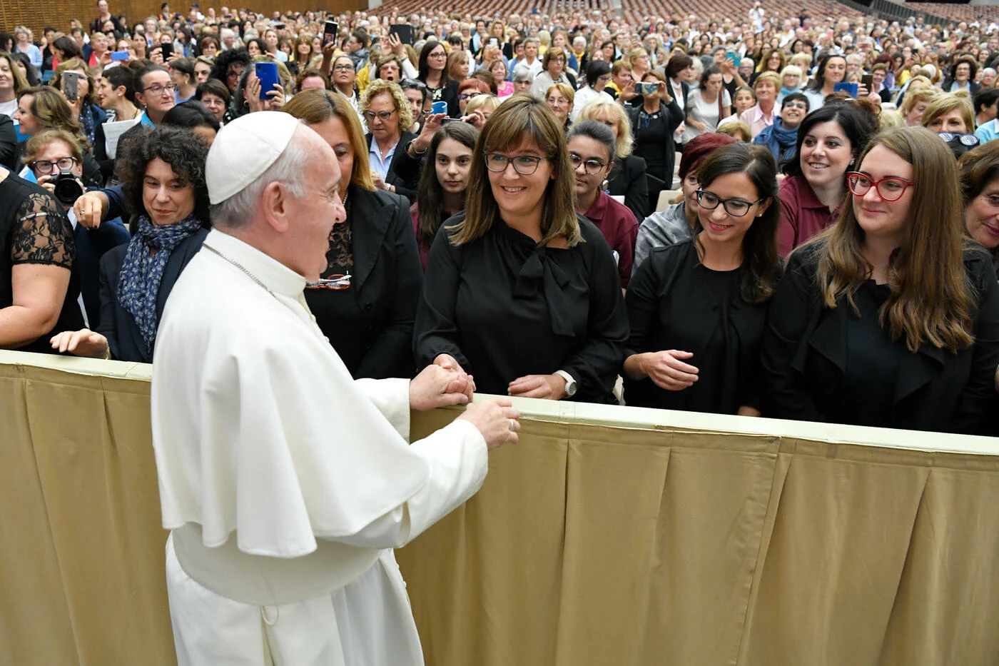 Papa Francesco inaugura a San Pietro la statua: un barcone di migranti, "nessuno escluso"
