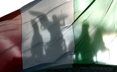  Inno d'Italia, cambia tutto: "In piedi e composti"