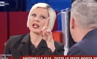 BellaMa', Antonella Elia insulta Valeria Marini: "Personalità di m***"