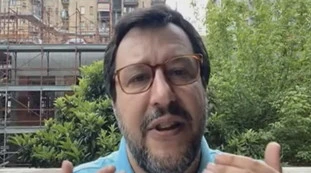 Matteo Salvini contro la sinistra: "Controllano tg e insultano chi dà la pizza ai leghisti"