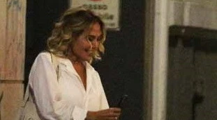 Barbara D'Urso pizzicata in strada di sera, così: impensabile, qui siamo al "miracolo"