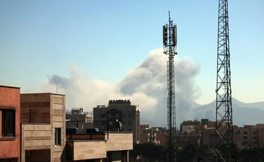 Iran, la diretta. Mossad: "Il vostro destino è segnato". Trump per l'insurrezione. Bombe sull'aeroporto di Teheran
