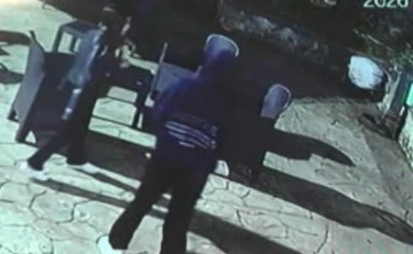 Sarah e Alisya, il fermaglio rosso sul sentiero e i 3 cellulari segreti: il cerchio si stringe