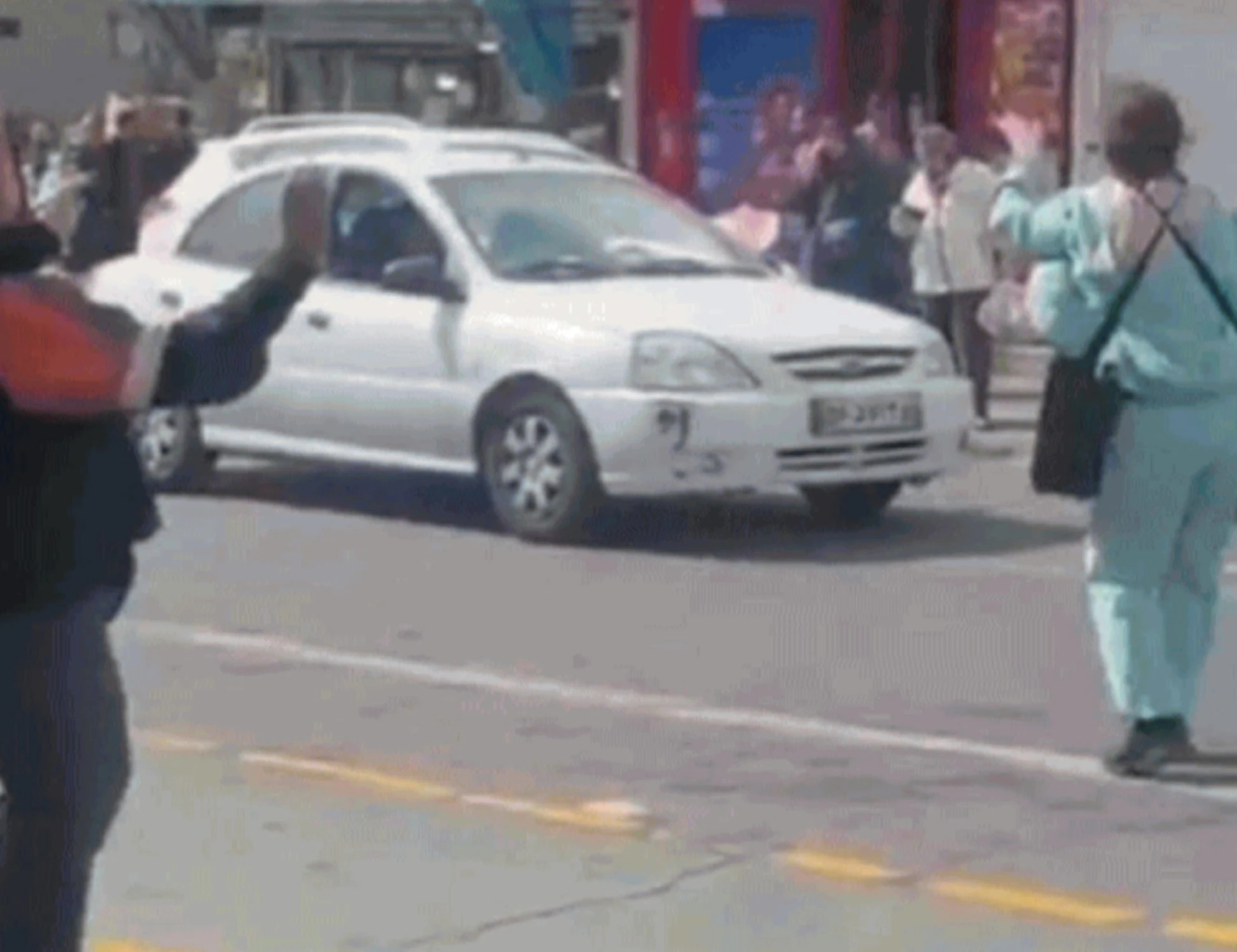 Iran, le bombe contro il regime scatenano la festa in piazza