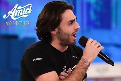 Amici, Alberto Urso tira fuori i muscoli. Altro che "tenorino", mostra il fisico (mai visto): delirio puro