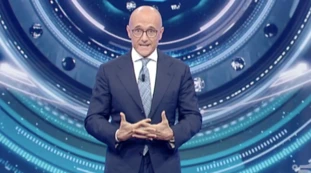 Grande Fratello Vip, Alfonso Signorini verso la riconferma: l'indiscrezione da Mediaset, premio per l'emergenza coronavirus?