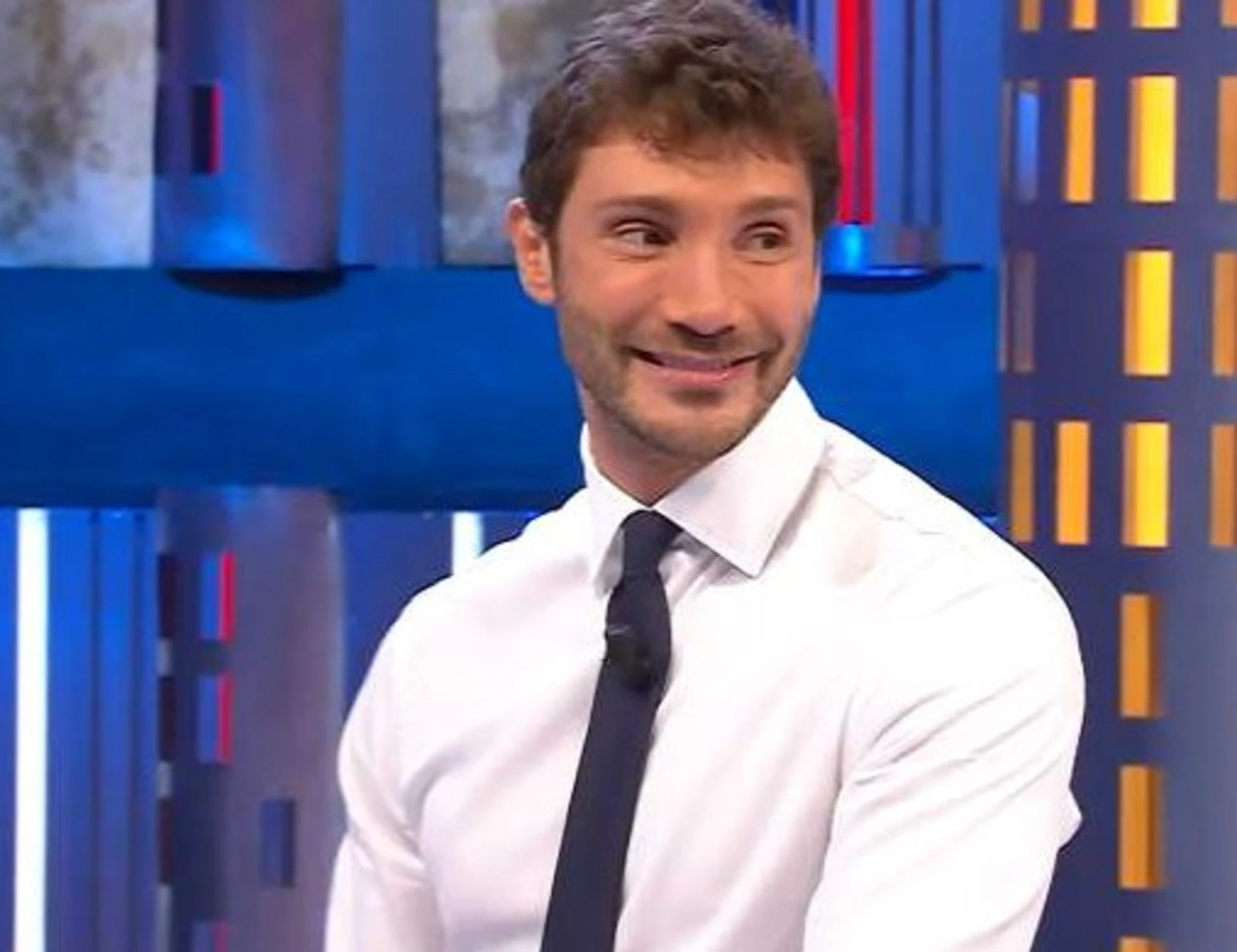 Sanremo 2026, "passaggio di testimone": De Martino all'Ariston? Tam-tam impazzito