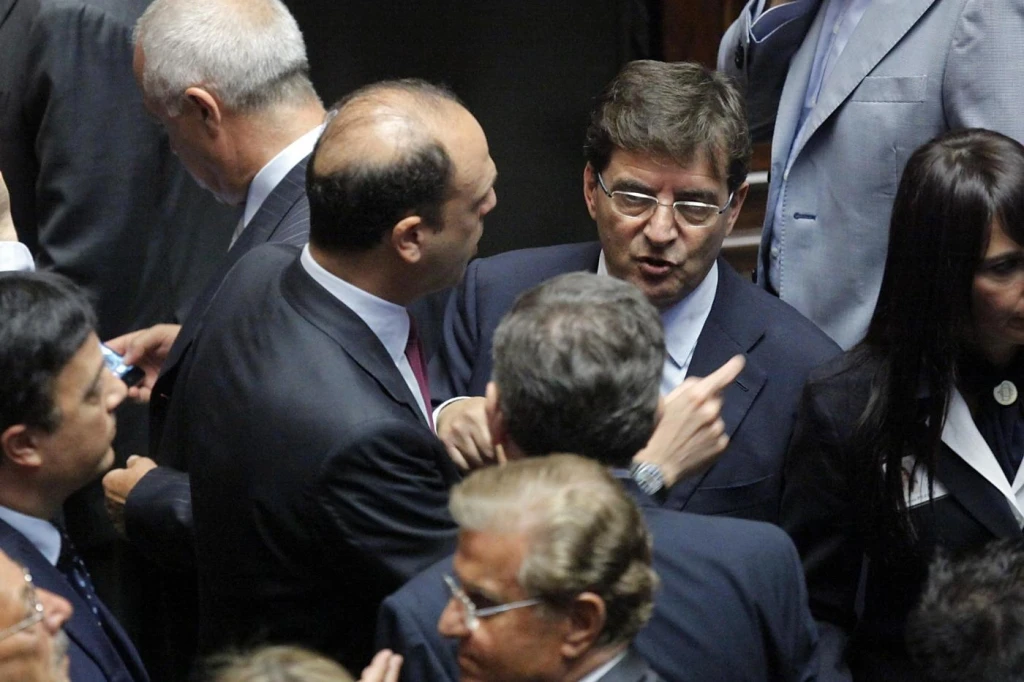 Pdl, caos liste: Cosentino resiste, quasi rissa con Alfano