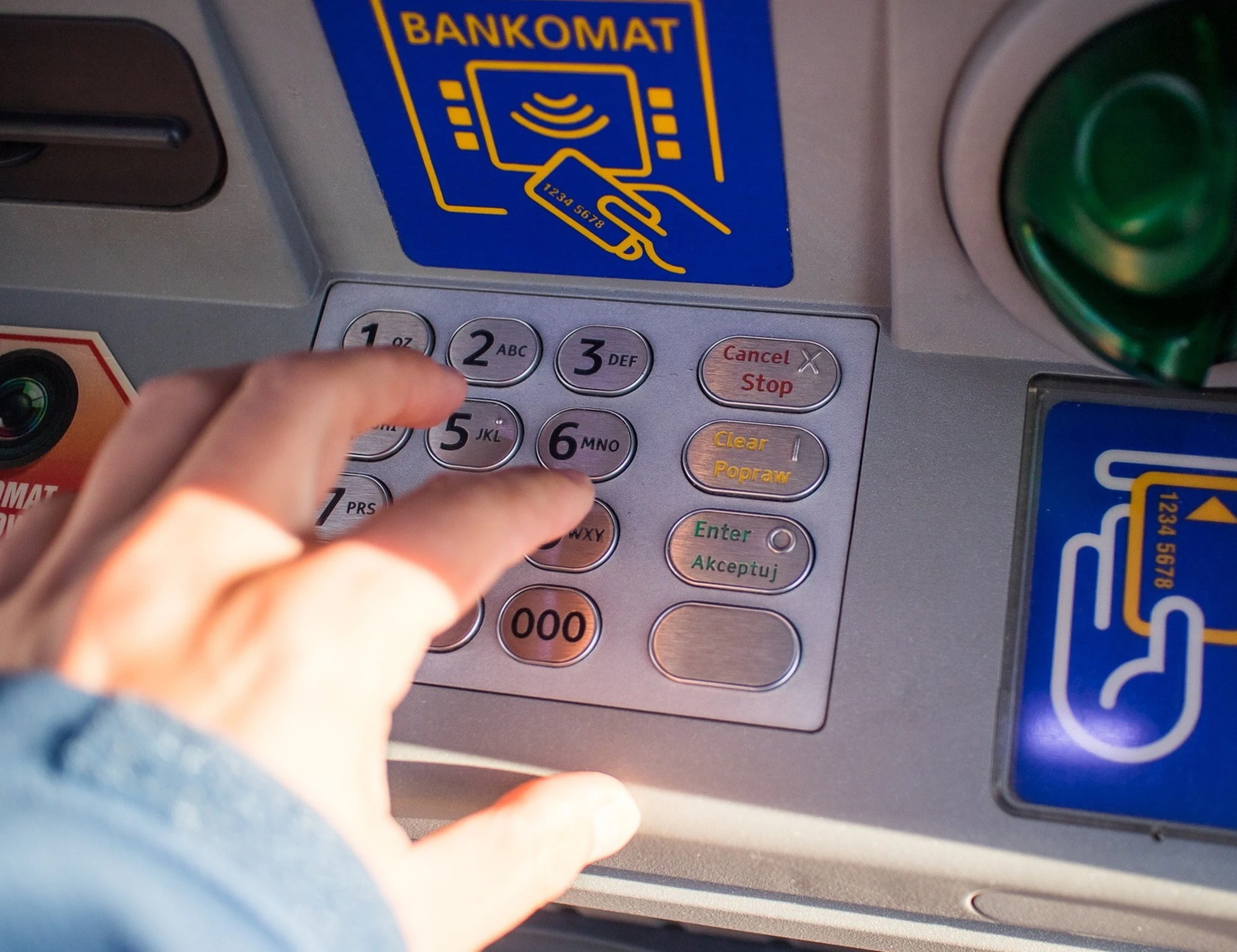 Bancomat, la truffa: i soldi non escono ma spariscono dal conto, come difendersi