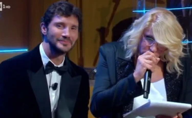 Affari tuoi, la finta Maria De Filippi gela De Martino