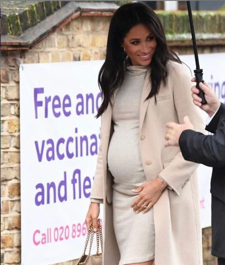 Meghan Markle, &quot;pancia troppo grande&quot;. L&apos;indiscrezione sconcertante: cosa nasconde la sua gravidanza