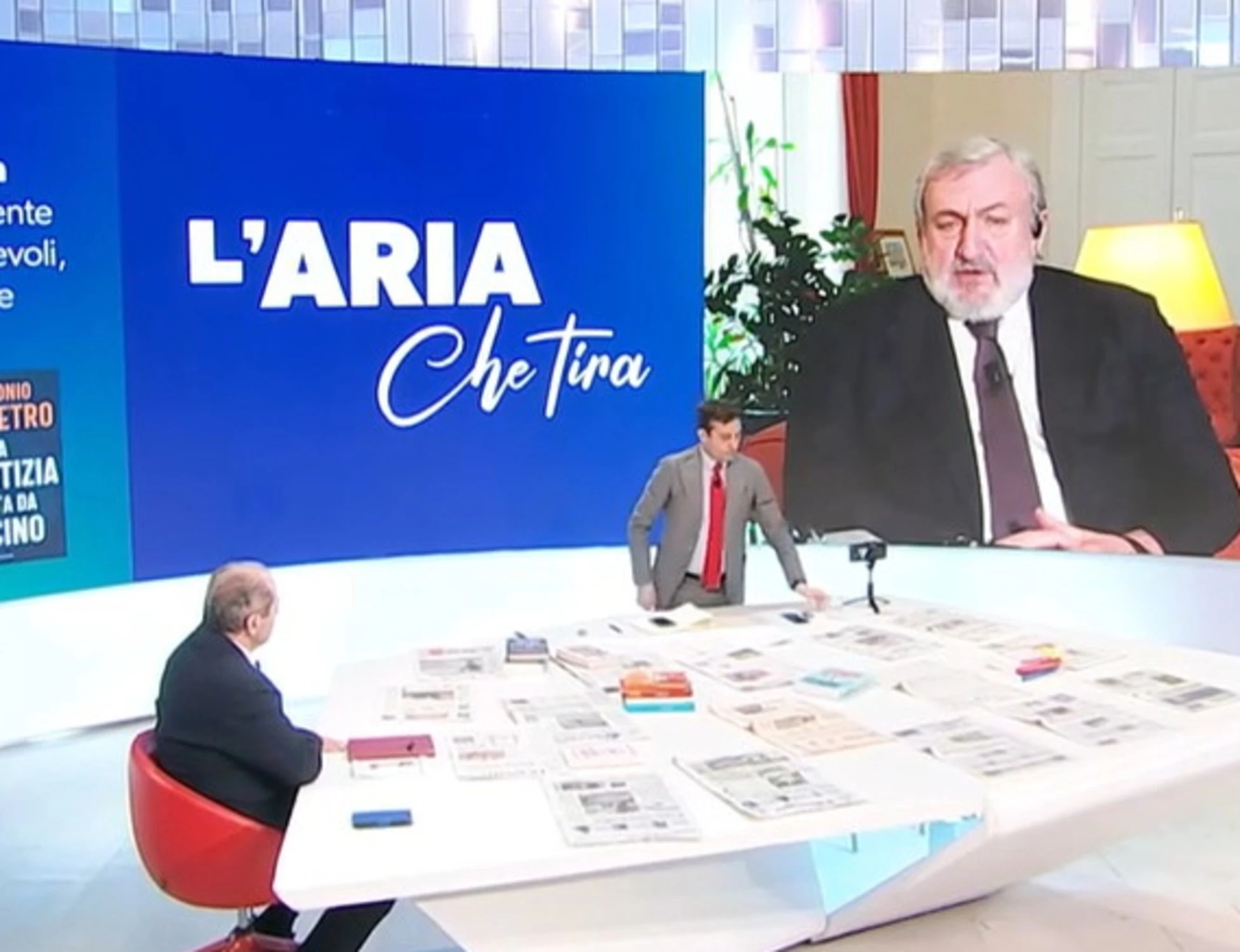 Michele Emiliano, castroneria per il "No": "Gesù, il primo errore giudiziario"