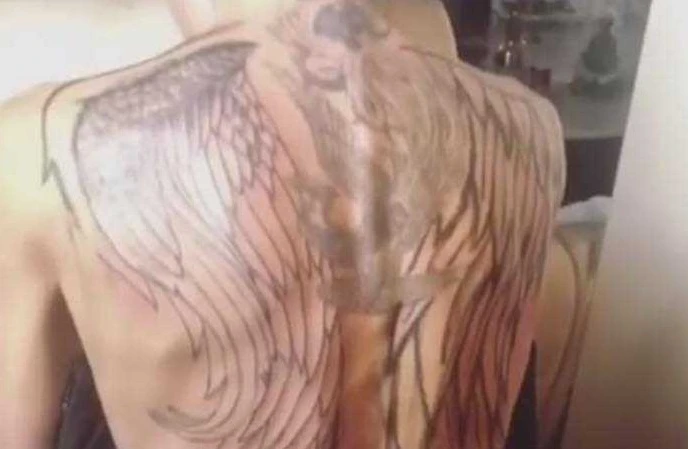 Nina Moric, il gesto estremo: Fabrizio Corona e la sua caduta tatuati sopra il gluteo