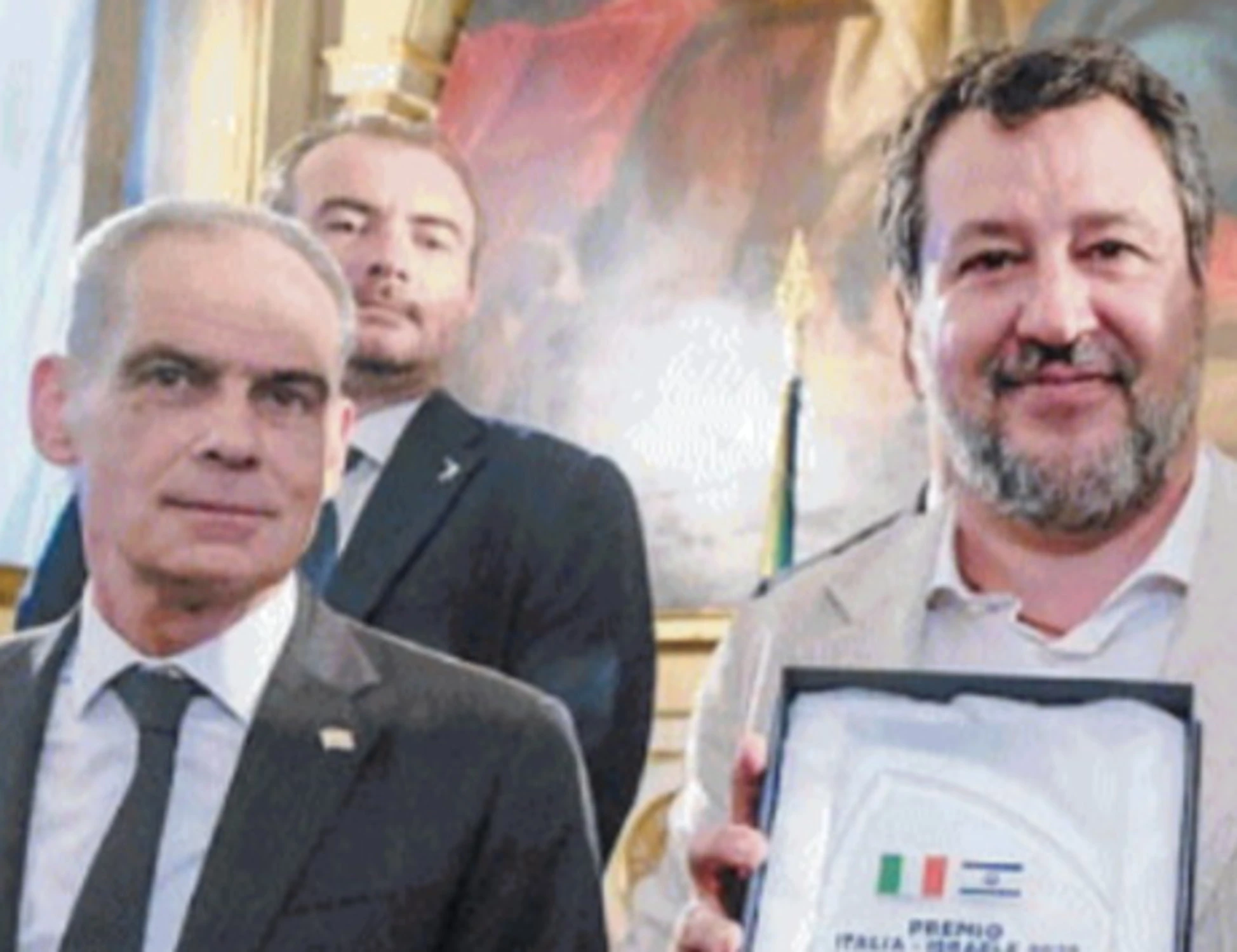 Matteo Salvini premiato, M5s e Pd strillano