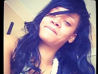 Dopo le foto con la 'polvere bianca', Rihanna si mostra su Twitter senza trucco