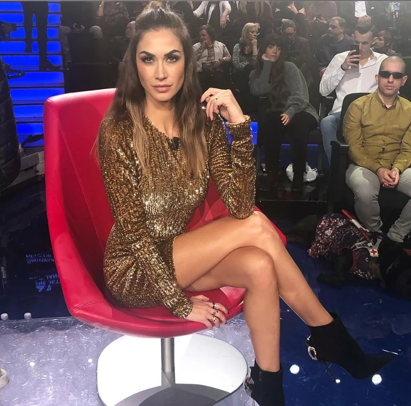 Super brain, Melissa Satta con un tubino inguinale: foto proibita, delirio in studio