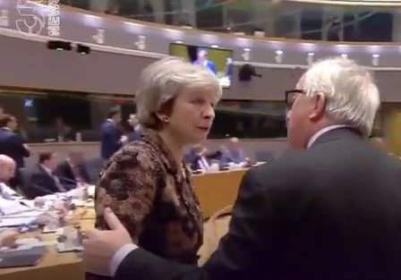 Jean Claude Juncker, il disastro al Consiglio europeo: "Come mi hai chiamata?", Theresa May lo affronta