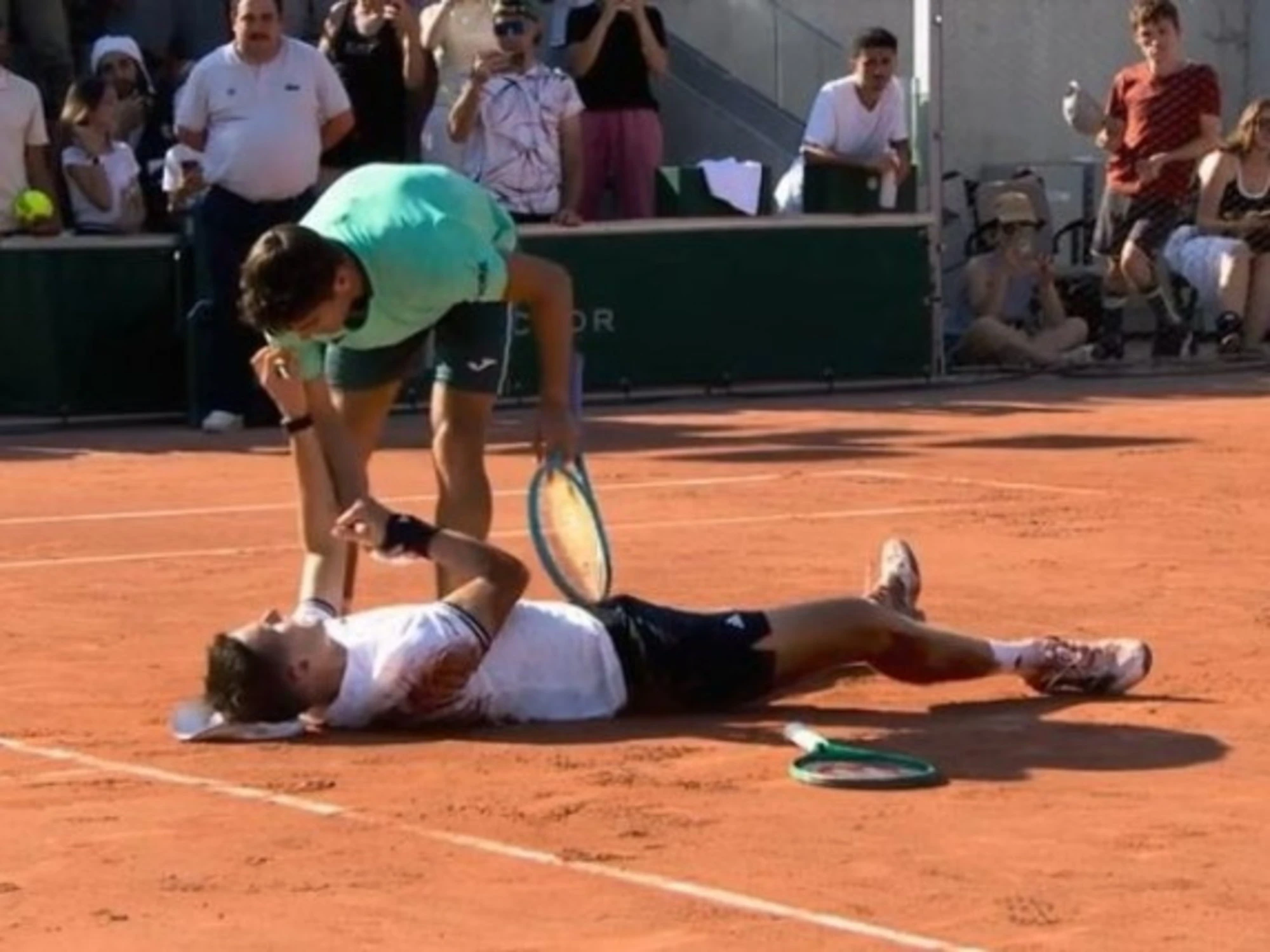 Mensik collassa in campo e nessuno se ne accorge: choc al Roland Garros