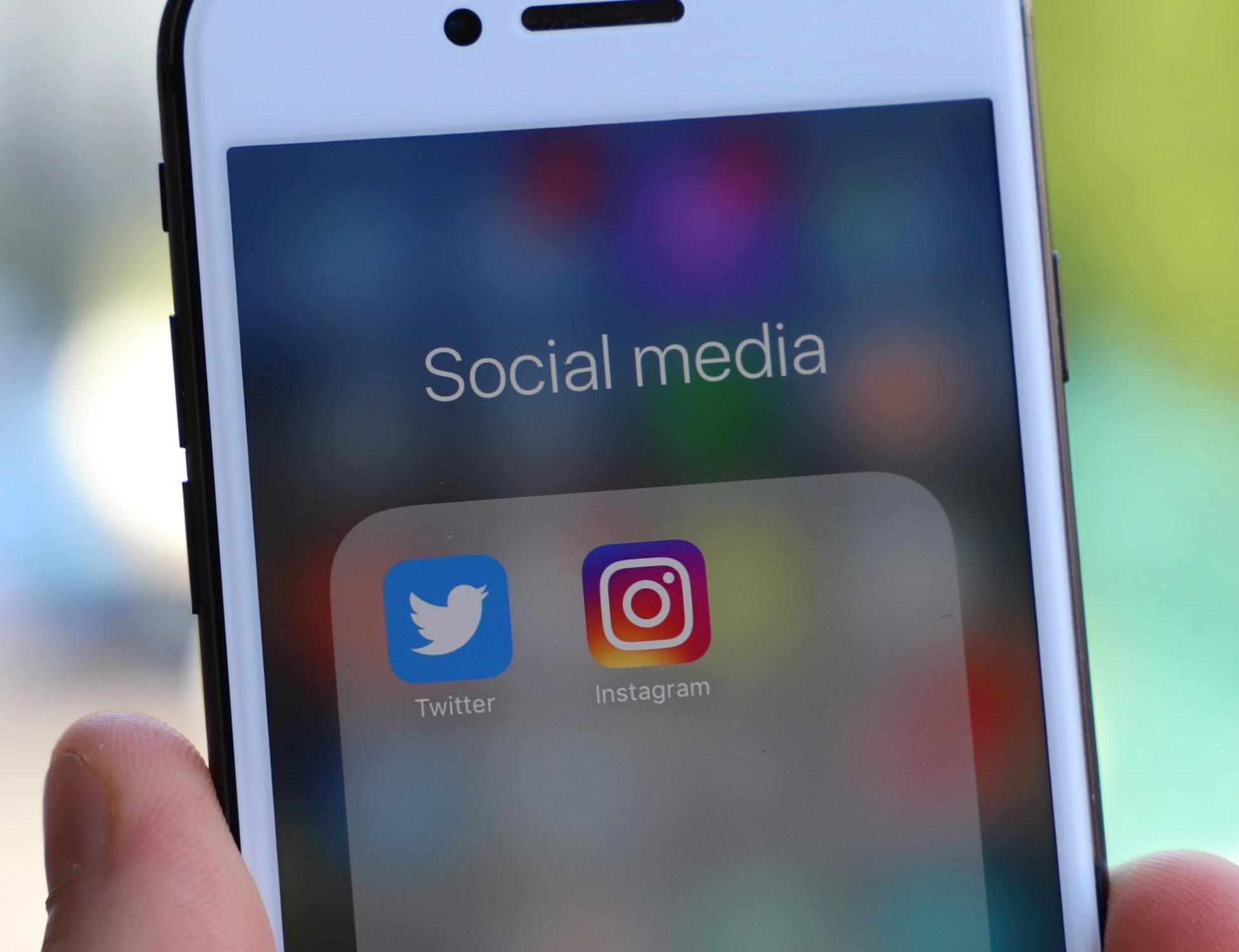 Divieto-social, la stretta sul digitale non funzionerà mai