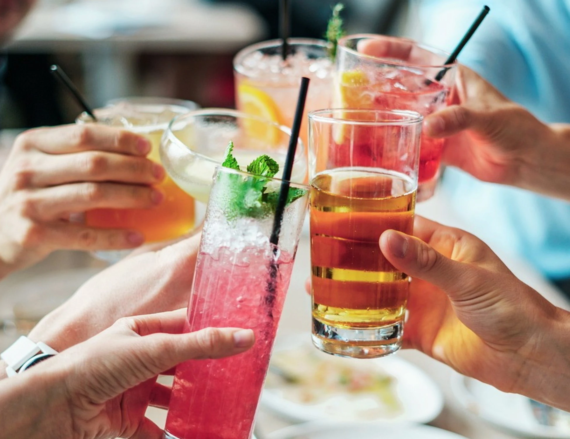 Marina di Cassano, 800 euro di alcolici a un tavolo di soli minorenni: scontrino-choc