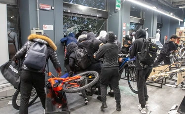 Il nemico è l'Occidente: chi depreda rovescia il suo odio contro chi lavora e costruisce