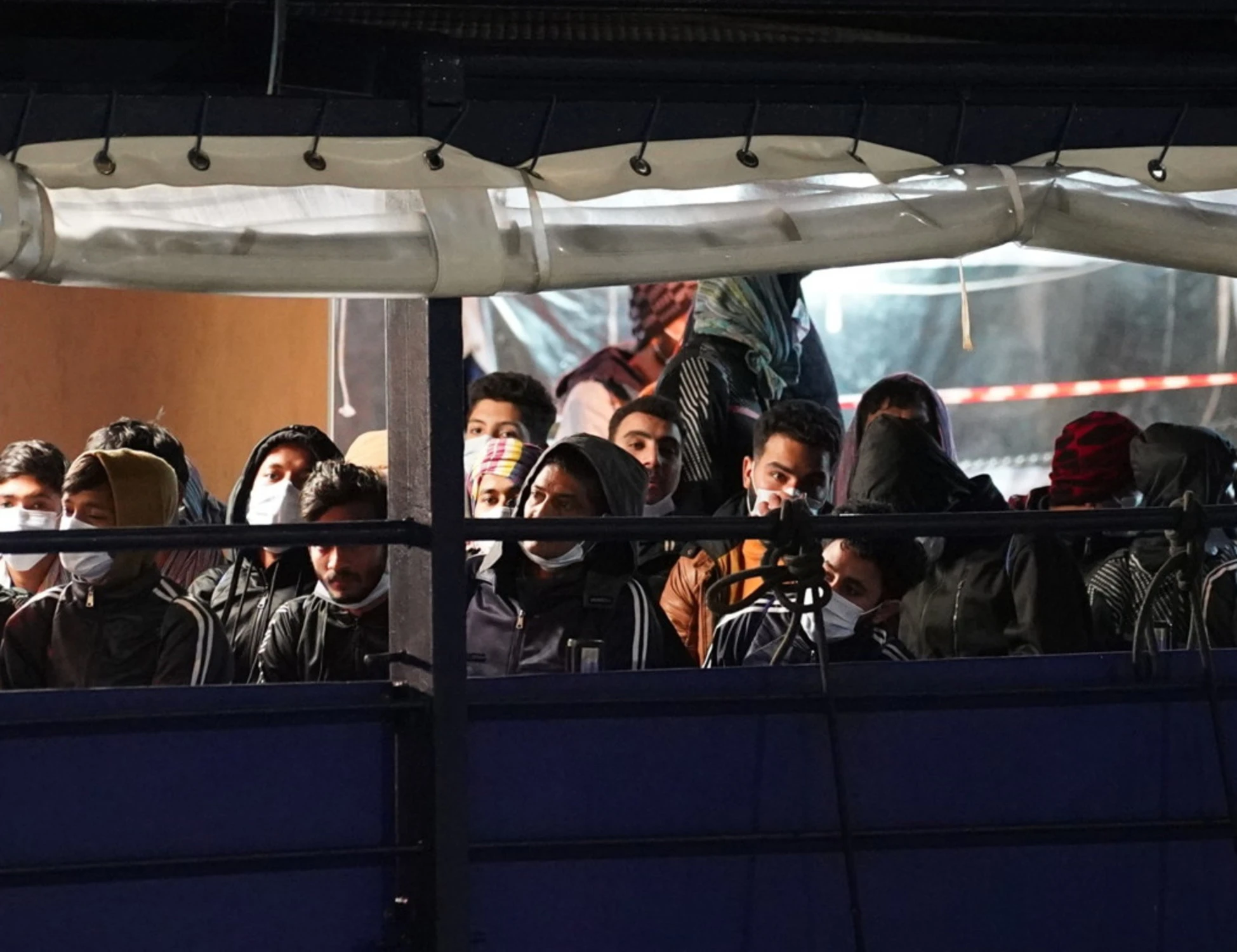 Barca Ong con 42 migranti a bordo verso Crotone: chi c'è tra i finanziatori