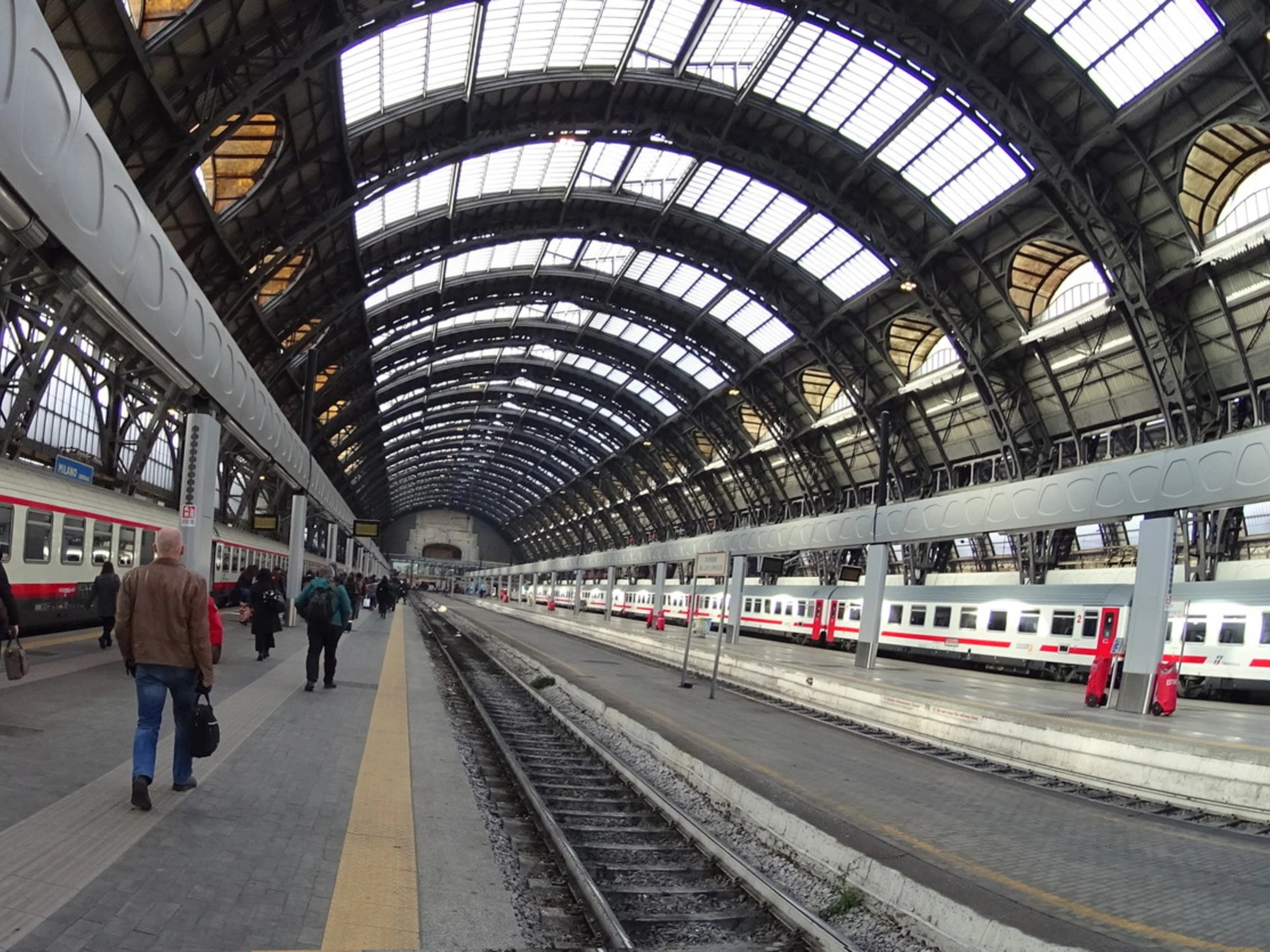 Milano, la stazione centrale come un campo di battaglia: coltello conficcato nella schiena