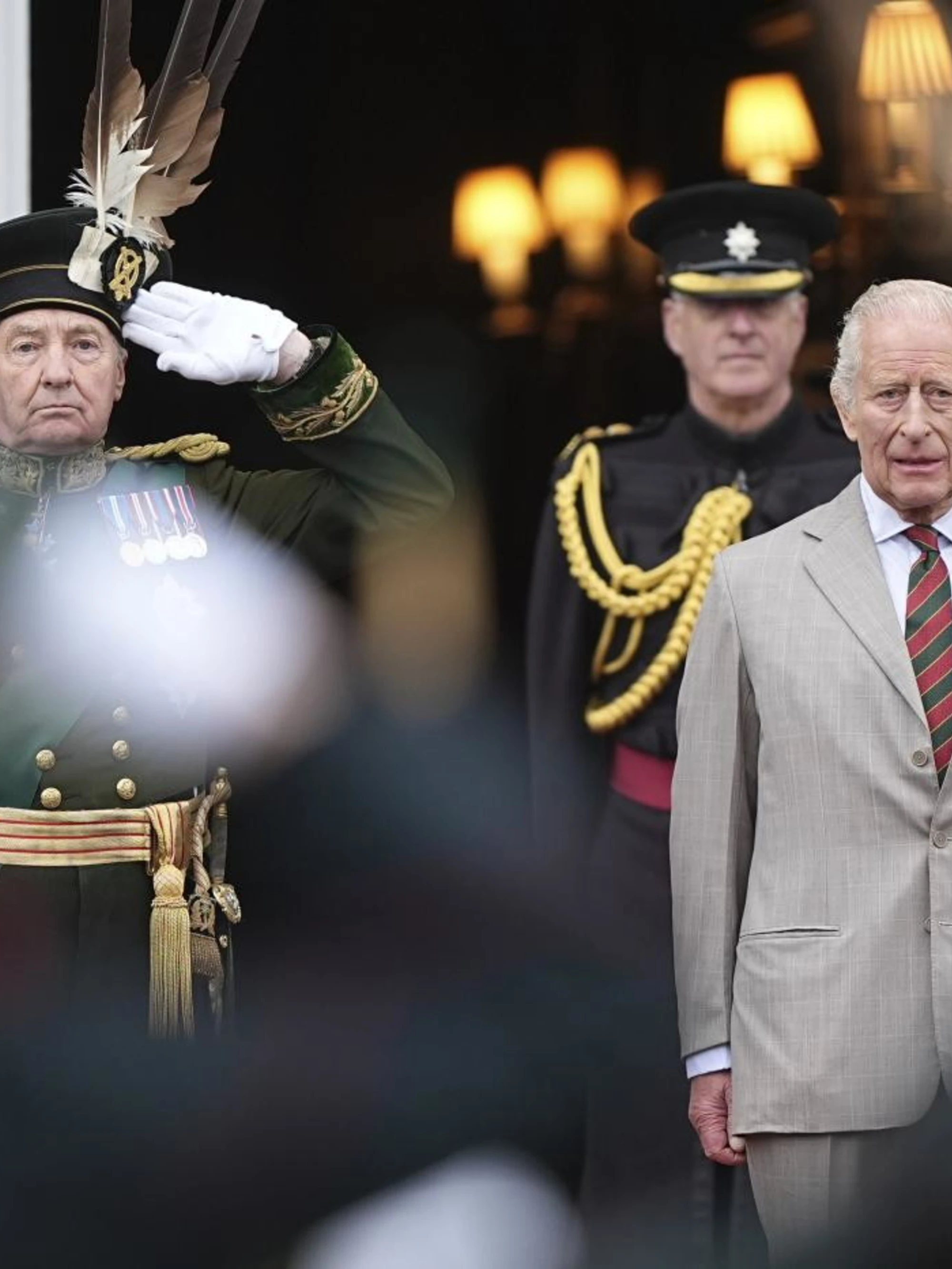 "Carlo è un Re uscente": voci clamorose, chi accoglierà Macron