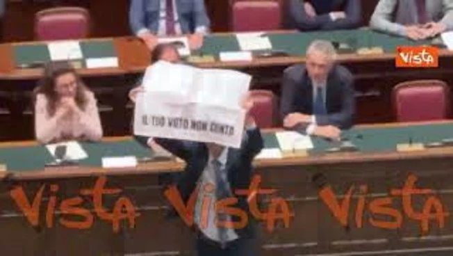 Protesta opposizione con cartelli in Aula, Commessi Camera costretti a ritirarli in più volte