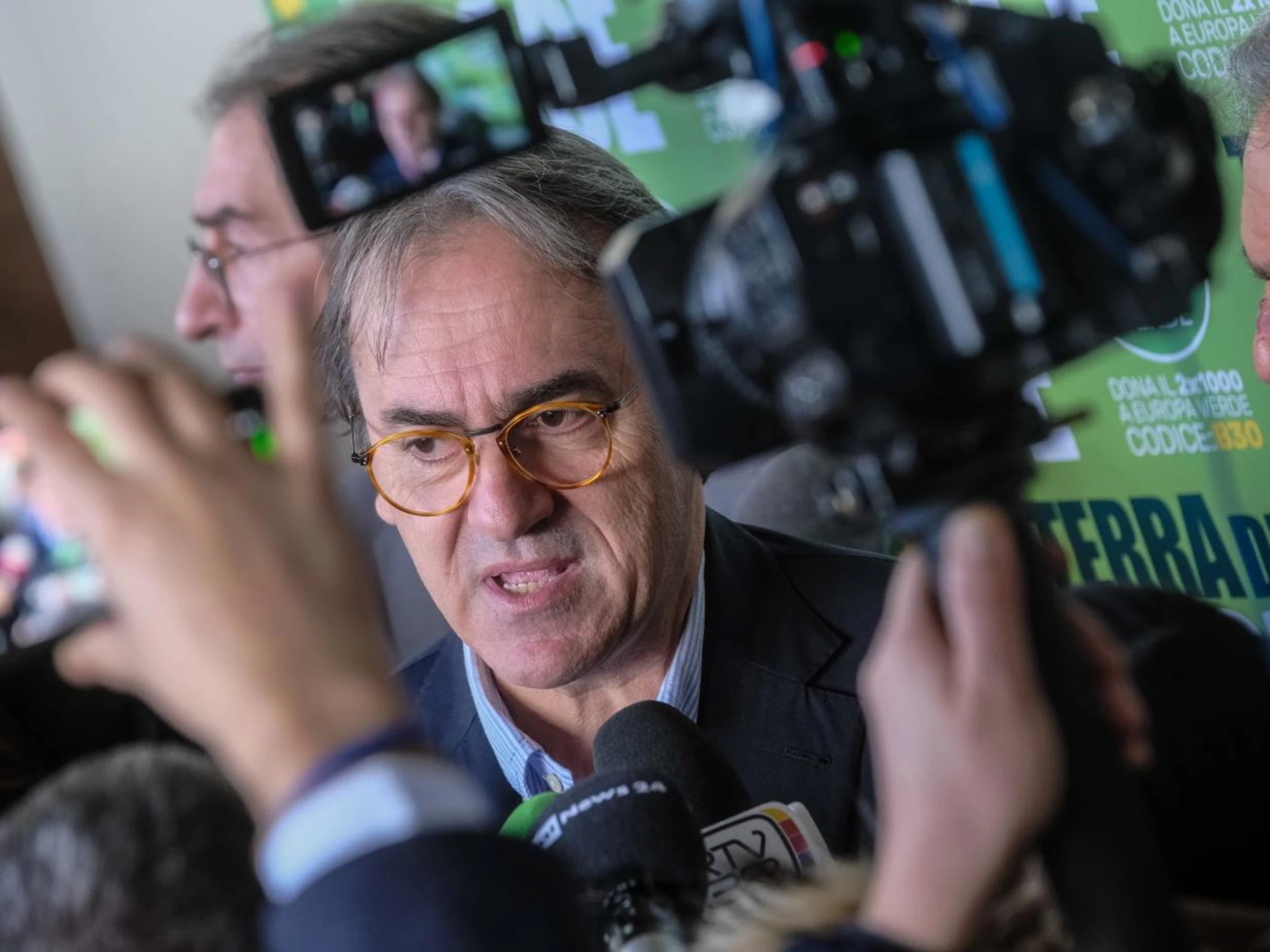 Angelo Bonelli sconcertante: "La figura di m*** più grande della vita. Comprai del fumo e..."