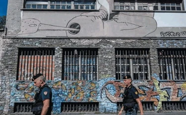 Ora è una cosa fascista pure pagare l'affitto