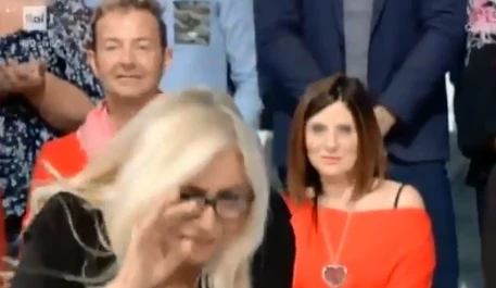 Domenica In, Mara Venier e la risata folle di 77 secondi: "Cosa aveva appena visto", voce pazzesca