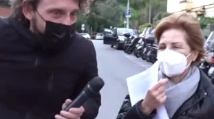 Le Iene, Lilli Gruber braccata se ne esce così: "Mi cade sul pis***".  Bacio senza mascherina, come gode la Boschi