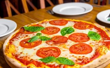 Scontrino folle in Puglia: quanto si paga una foglia di basilico sulla pizza