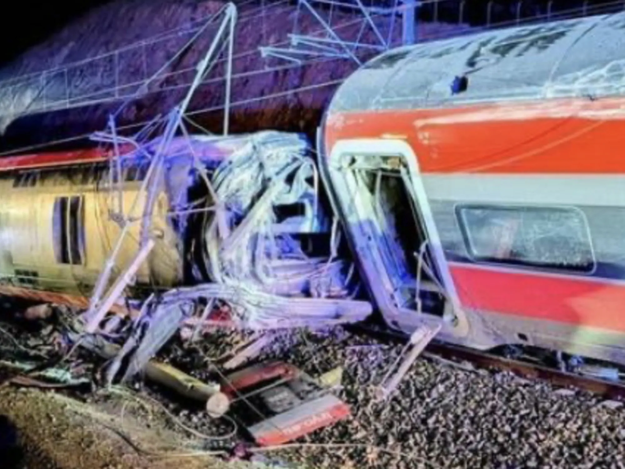 Spagna, vagoni precipitati: è strage, decine di morti