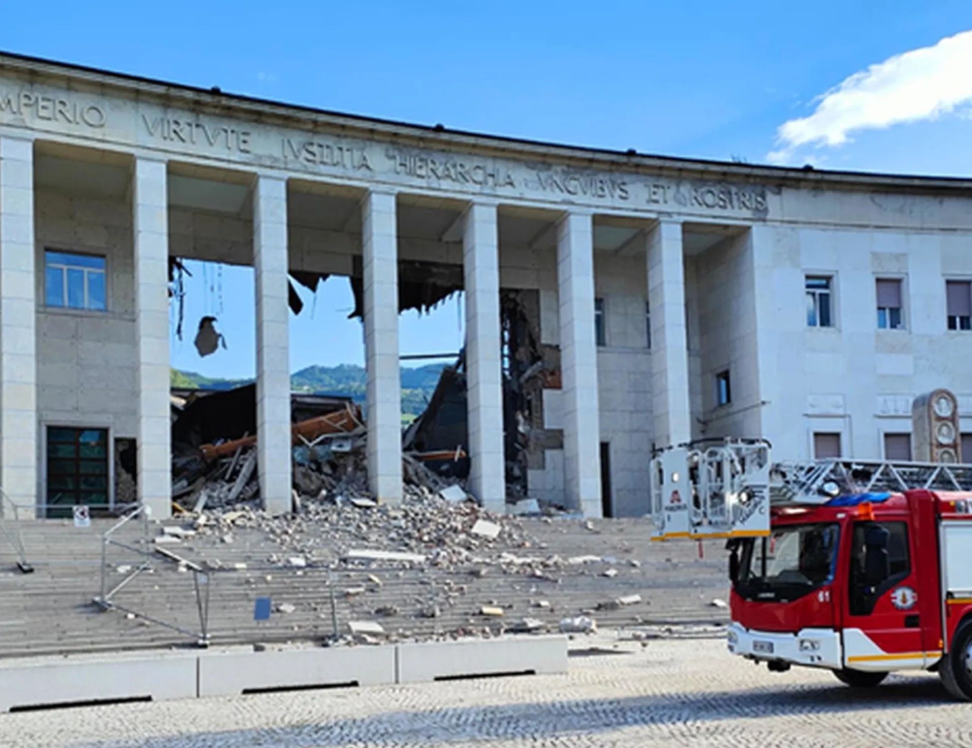 Leggi l'articolo: Crolla il tetto del tribunale. "Tutto distrutto": una strage sfiorata (e sospetti) a Bolzano