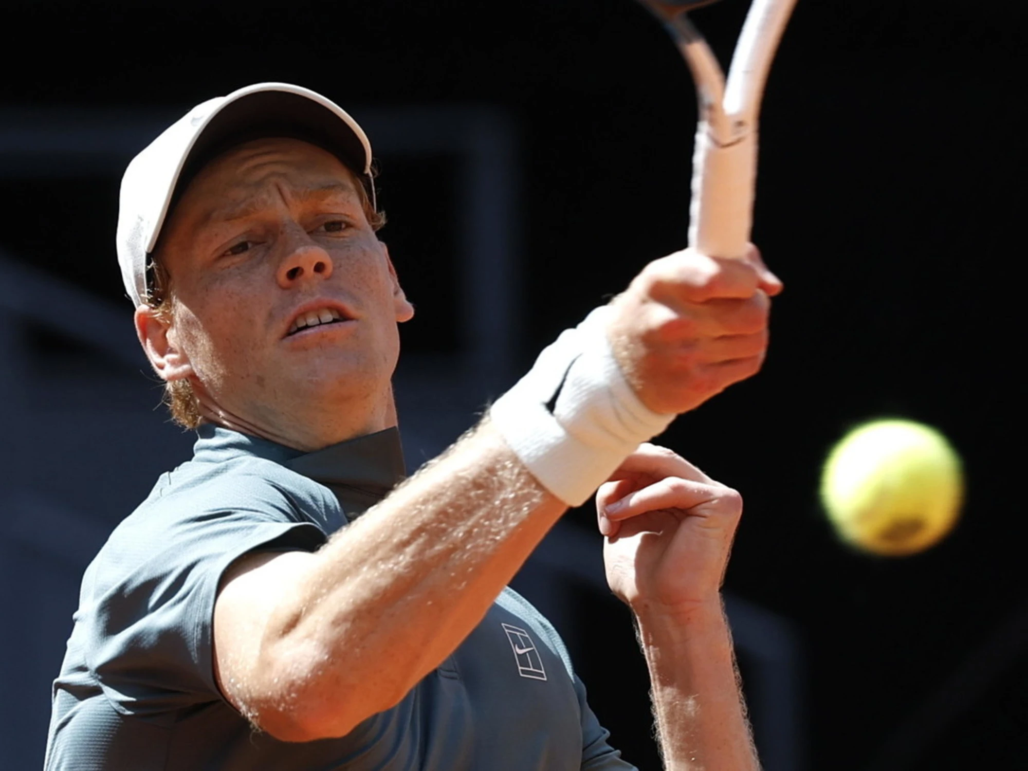 Jannik Sinner sbotta in conferenza stampa: "Non dormi fino alle 5 del mattino"