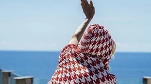 Justine Mattera, lo scatto oltre la censura: si piega in avanti e mostra il lato B, così in primo piano