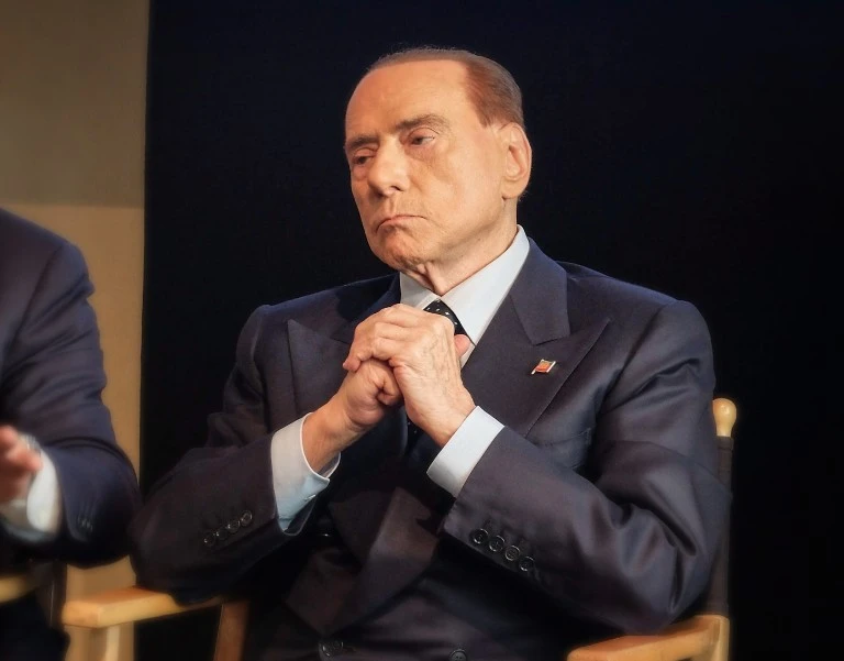 Silvio Berlusconi scrive una preghiera per i poveri: tutti i forzisti dovranno recitarla